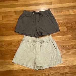 2 pairs women’s Gap shorts XS; Forest green and khaki. Very good condition